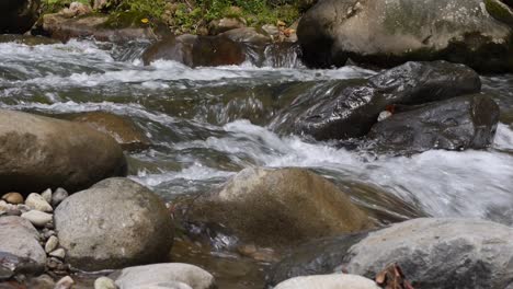 Wasser-Läuft-über-Felsen