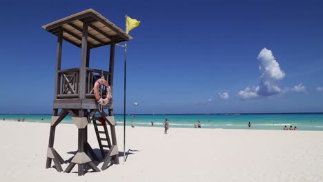 Rettungsschwimmerhütte-Am-Karibischen-Strand