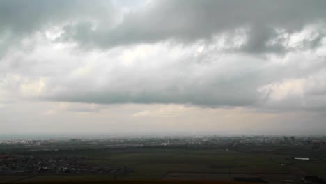 Schwere-Wolken-über-Der-Stadt