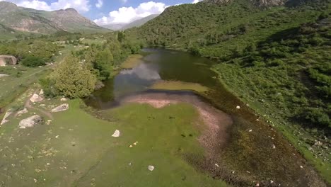 Vuelo-sobre-un-lago