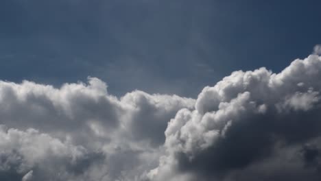 Lapso-de-tiempo-de-nubes-edificantes