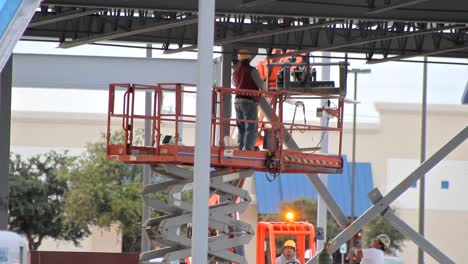 Construcción-Workers-Removing-a-Beam-2