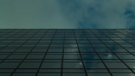 Edificio-corporativo-y-lapso-de-tiempo-de-las-nubes