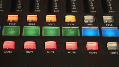 Solo--Und-Mute-Tasten-Des-Digitalen-Mixers