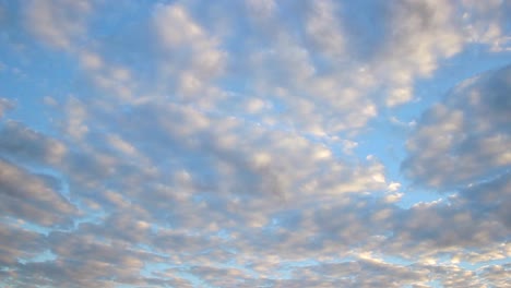 Schneller-Schwenk-über-Einen-Bewölkten-Himmel