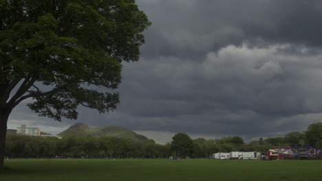 Zeitraffer-Der-Wiesen-In-Edinburgh-Mit-Arthurs-Seat