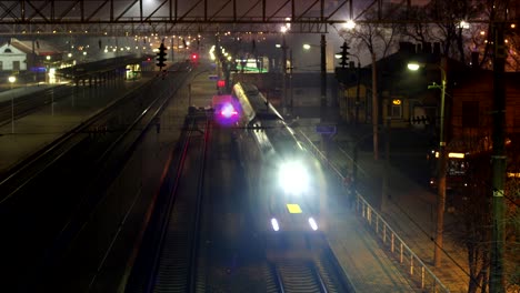 Zeitraffer-Am-Bahnhof