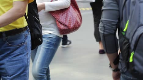 Zu-Fuß-Auf-Der-Straße---Handtasche