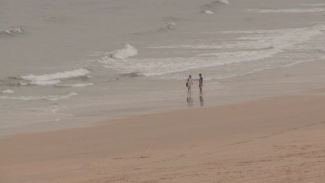 Paar-Geht-Am-Strand-Spazieren