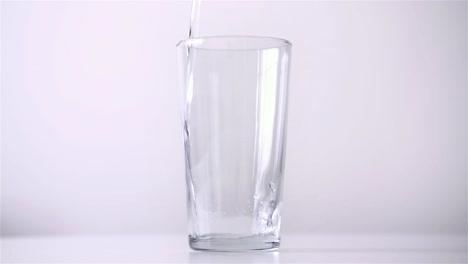 Wasser-In-Glas-Gießen-1