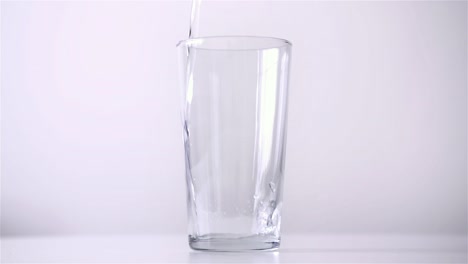 Verter-agua-en-vaso-1