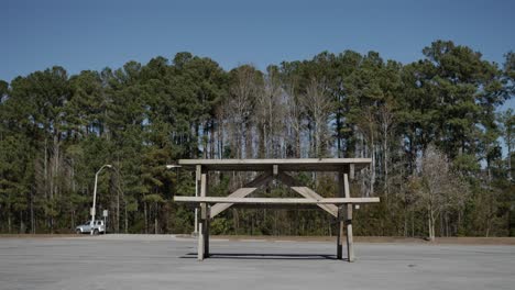 Salto-De-Mesa-De-Picnic-Del-Skater