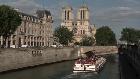 Notre-Dame-and-Bateau-Mouche