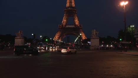 Eiffelturm-Nächtliche-Neigungsaufnahme