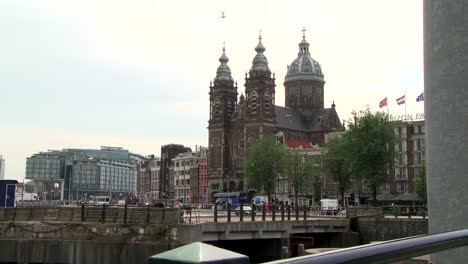 Basilika-Von-St.-Nikolaus-Und-Amsterdam-Hauptbahnhof