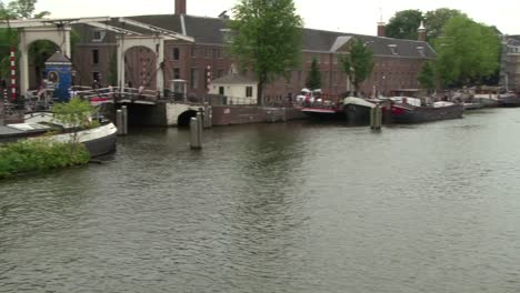 Fluss-Amstel-Und-Dünne-Brücke-Amsterdam