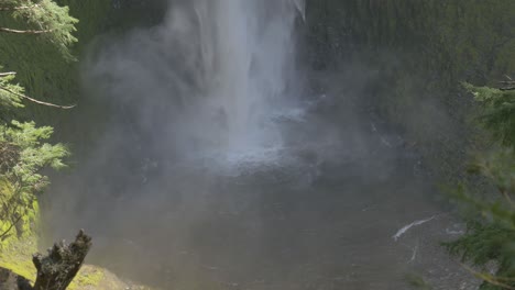 Wasserfallpool-Und-Nebel