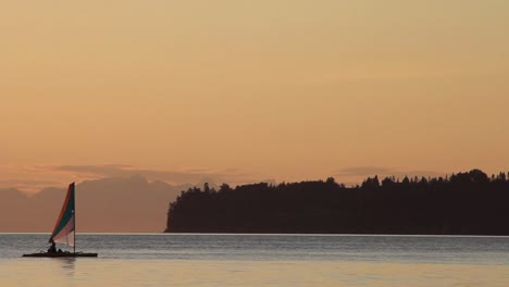 Bucht-Sonnenuntergang-Und-Boot