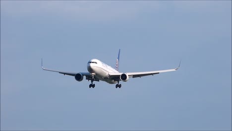 Ua-Boeing-767-Landung