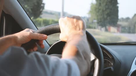 Mann,-Der-Ein-Auto-Fährt