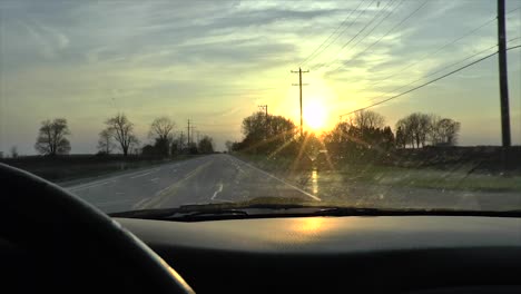 Autofahren-Bei-Sonnenuntergang