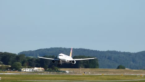 4u-Airbus-A320-Landung
