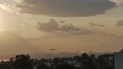 Flugzeug-Fliegt-Bei-Sonnenuntergang