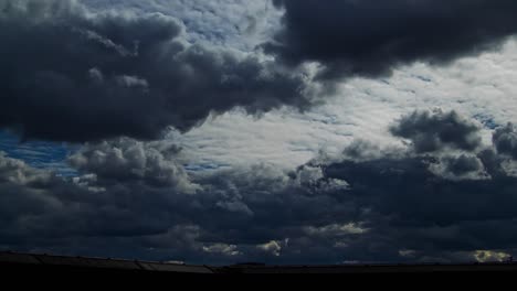 Zeitraffer-Mit-Rollenden-Wolken