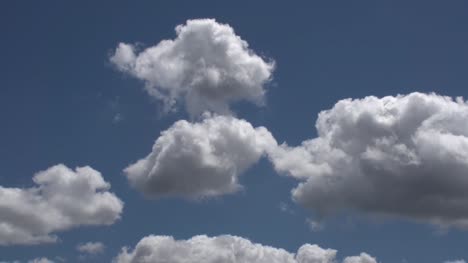 Lapso-de-tiempo-brillante-cielo-y-nubes