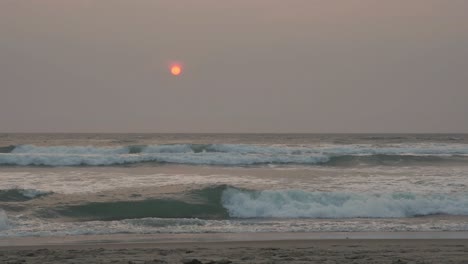 Slow-Motion-Ocean-Waves-al-atardecer