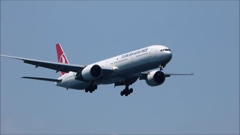 Türkische-Airlines-Boeing-777-Landung