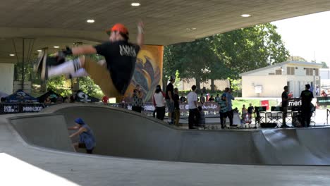 Vert-Skateboarder-Bei-Einem-Wettbewerb