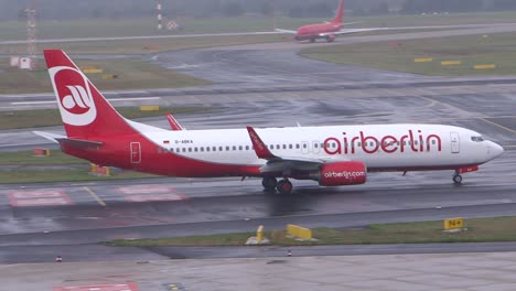 Avión-is-Taxiing-at-Airport