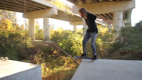 Skateboarder-Springt-Lücke-2