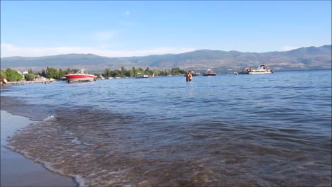 Personas-en-el-lago-de-verano