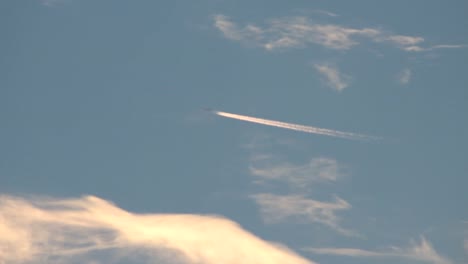 Avión-and-Contrail