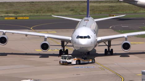 Aeronave-de-Lufthansa-siendo-posicionada