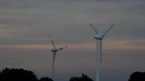 Windkraftanlagen-In-Der-Abenddämmerung