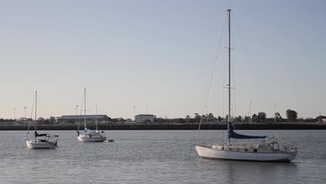 Barcos-en-la-marina-al-atardecer