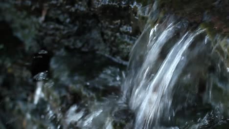 Kleiner-Wasserfall-In-Einem-Bach