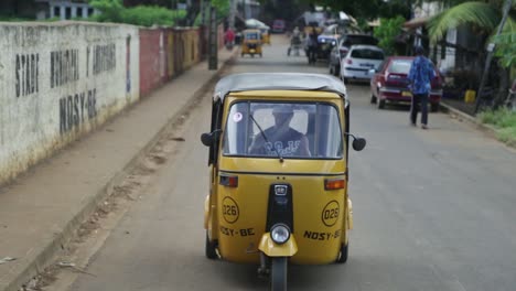 Neugierig-Sein-Taxi-Im-Stadtzentrum