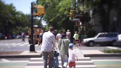 Familie-überquert-Die-Straße-In-Brooklyn