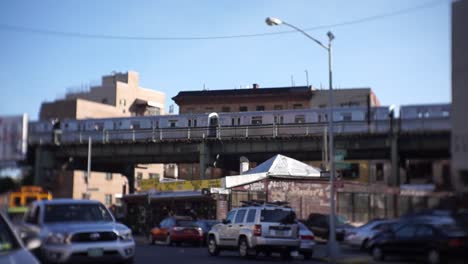 U-Bahn-Fährt-An-Brooklyn-Vorbei