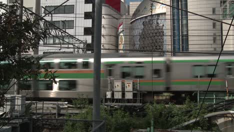 Tren-pasando-por-los-suburbios-de-Tokio