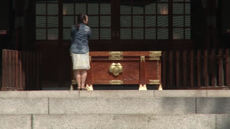 Frau,-Die-Im-Tempel-Betet