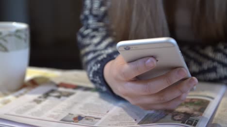Smartphone-Beim-Zeitunglesen-Nutzen