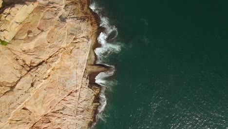 Luftaufnahmen-Von-Klippen-Und-Wasser