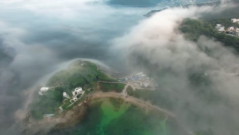 Niebla-creciente-sobre-la-costa-tropical