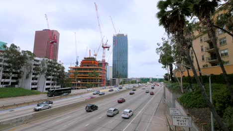 Autopista-y-rascacielos-en-LA