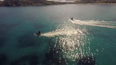 Jet-Skiers-en-Bay